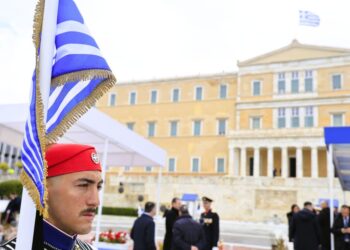 LIVE: Η στρατιωτική παρέλαση της 25ης Μαρτίου στο Σύνταγμα