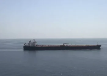 Επίθεση σε πετρελαιοφόρο SKYLIGHT στα Στενά του Ορμούζ — 4 τραυματίες