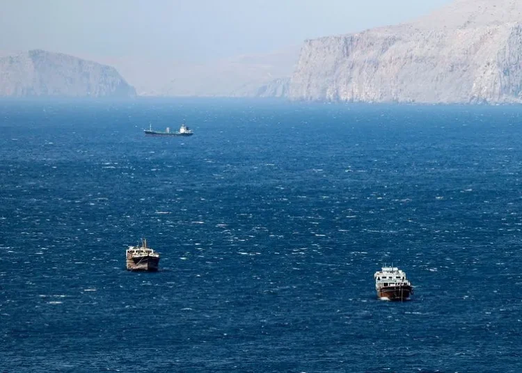 Περσικός Κόλπος: Μαζική αποχώρηση ελληνικών πλοίων – Οι ναυτιλιακές αλλάζουν δρομολόγια