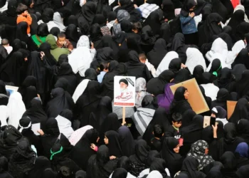 Ιράν: Αναβλήθηκε η κηδεία του Αλί Χαμενεΐ εν μέσω μαζικών βομβαρδισμών