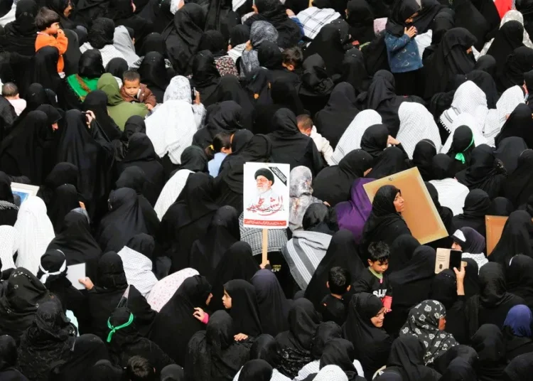 Ιράν: Αναβλήθηκε η κηδεία του Αλί Χαμενεΐ εν μέσω μαζικών βομβαρδισμών