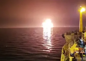 Επίθεση σε ελληνόκτητο δεξαμενόπλοιο στον Περσικό Κόλπο – Καλά στην υγεία τους οι 22 ναυτικοί