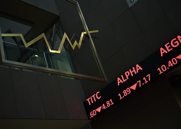 Χρηματιστήριο: Ο πόλεμος… αδειάζει την αποθήκη των αποδόσεων – Έκρηξη αβεβαιότητας από το άλμα στο πετρέλαιο