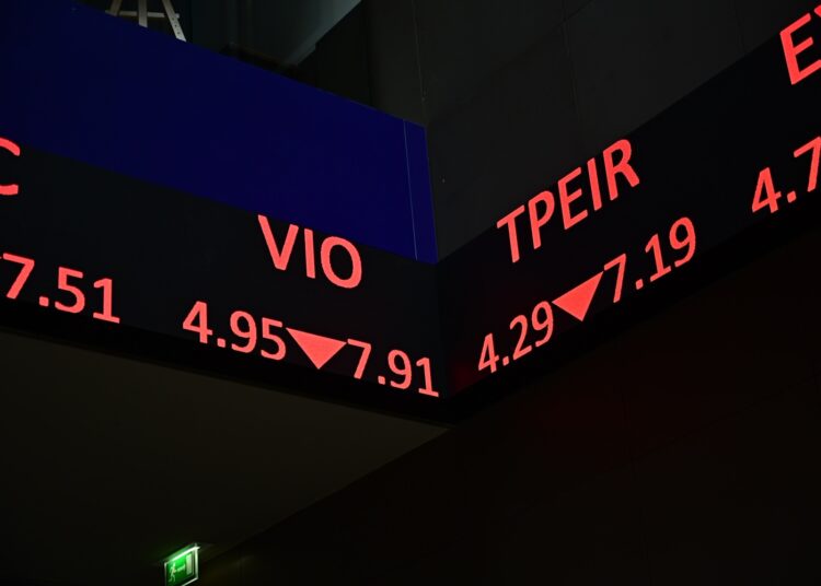 Χρηματιστήριο: Ο πόλεμος… αδειάζει την αποθήκη των αποδόσεων – Έκρηξη αβεβαιότητας από το άλμα στο πετρέλαιο