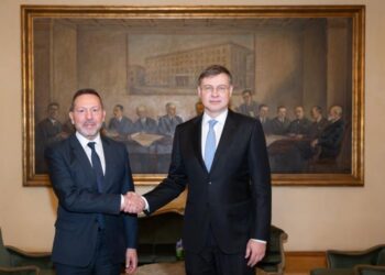 Θετικές προβλέψεις για την ελληνική οικονομία το 2026 – Τι λένε Στουρνάρας και Ντομπρόβσκις