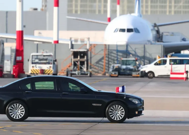 Με μία ώρα καθυστέρηση η άφιξη Μακρόν στην Αθήνα