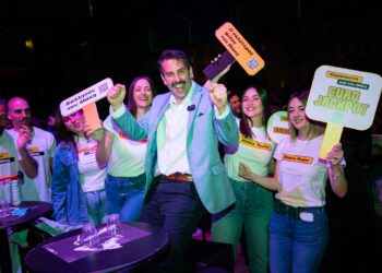 Ο Μάκης που κέρδισε το Eurojackpot συνεχίζει να το γιορτάζει – Βγήκε για ένα ποτό και κέρασε όλους τους θαμώνες στο Fuzz Club (vid.)