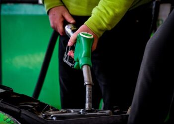 Καύσιμα: Νέα αβεβαιότητα στις τιμές μετά την πρόσκαιρη αποκλιμάκωση – Πλησιάζει τα 2 ευρώ η αμόλυβδη βενζίνη