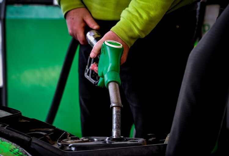 Καύσιμα: Νέα αβεβαιότητα στις τιμές μετά την πρόσκαιρη αποκλιμάκωση – Πλησιάζει τα 2 ευρώ η αμόλυβδη βενζίνη