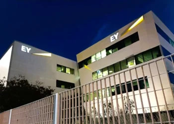 Ελλάδα με αντοχές, αλλά όχι χωρίς κόστος: Η EY βλέπει ανάπτυξη πάνω από την Ευρωζώνη