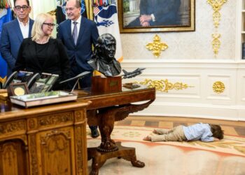 Δίχρονος που ανέκτησε την ακοή με γονιδιακή θεραπεία «έκλεψε την παράσταση» στο Οβάλ Γραφείο (vid)