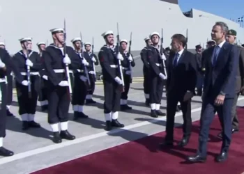 Συμβολική επίσκεψη Μητσοτάκη – Μακρόν στη «Κίμων»: Αμυντική σύμπραξη και γεωπολιτικά μηνύματα