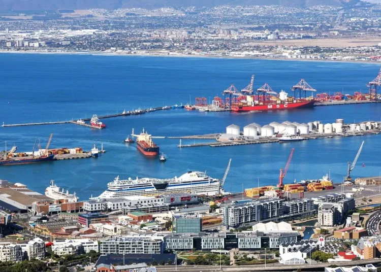 Επιφυλακτική η Maersk για το Ορμούζ: «Παράθυρο» ευκαιριών χωρίς εγγυήσεις ασφάλειας