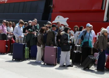 Σε εξέλιξη η έξοδος για το Πάσχα: Χιλιάδες στους δρόμους, κοσμοσυρροή σε λιμάνια και ΚΤΕΛ