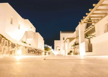 Η Φάις Συμμετοχών αποεπενδύει από τη Σαντορίνη: Νέα «χέρια» για το Radisson Blu Zaffron στο Καμάρι