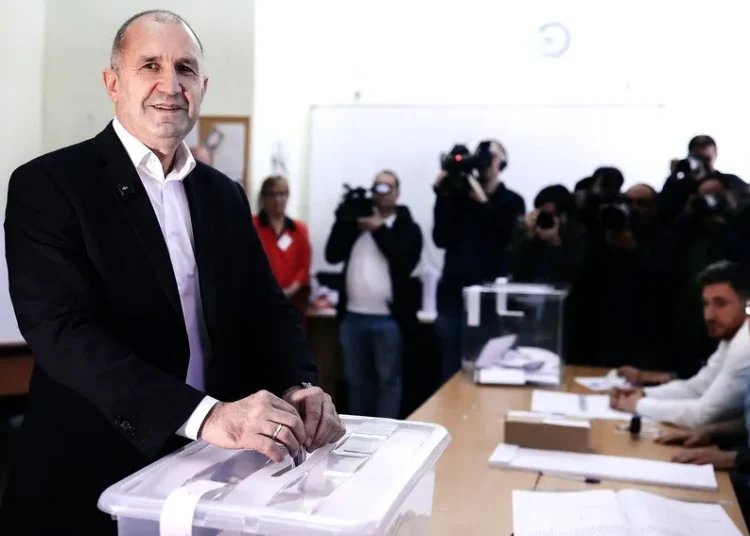 Εκλογές Βουλγαρία: Ο φιλορώσος Ράντεφ κερδίζει καθαρή εντολή και αλλάζει το παιχνίδι