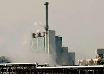 Πετρέλαιο σε «κόκκινο συναγερμό»: Ιρανικά πλήγματα «παγώνουν» την TotalEnergies στη Σαουδική Αραβία