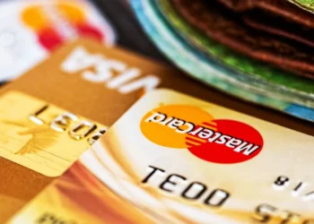 Σχέδιο απεξάρτησης από τις ΗΠΑ: Ελληνικές τράπεζες εισηγούνται ευρωπαϊκή εναλλακτική σε Visa-Mastercard