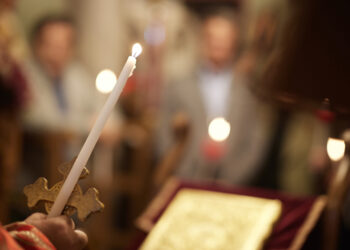 Το Άγιο Φως ένωσε την Ελλάδα: Με κατάνυξη το «Χριστός Ανέστη» – Το μήνυμα της Ανάστασης εν μέσω παγκόσμιας αβεβαιότητας