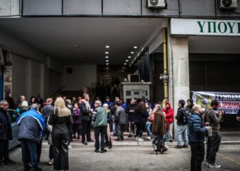 Κτηνοτρόφοι Λέσβου έξω από το Υπουργείο – Kρίσιμη σύσκεψη με τον Μαργαρίτης Σχοινάς (vid)