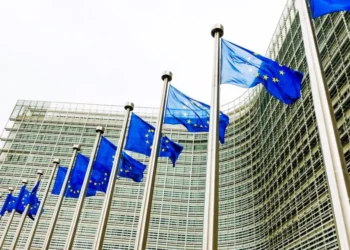 Ευρώπη σε «ζώνη κινδύνου»: Παραμένει η απειλή του στασιμοπληθωρισμού – Κομισιόν: «Η εκεχειρία δεν αρκεί»