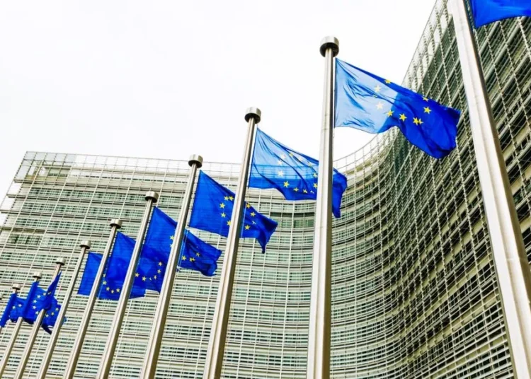 Ευρώπη σε «ζώνη κινδύνου»: Παραμένει η απειλή του στασιμοπληθωρισμού – Κομισιόν: «Η εκεχειρία δεν αρκεί»