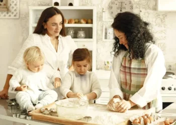 «Νταντάδες της Γειτονιάς»: Ανοίγει 27 Απριλίου η πλατφόρμα – Ποιοι κάνουν πρώτοι αίτηση