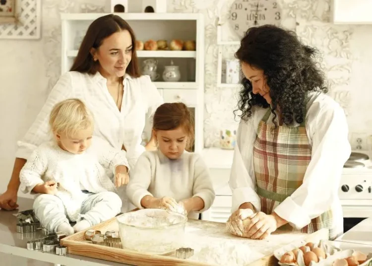 «Νταντάδες της Γειτονιάς»: Ανοίγει 27 Απριλίου η πλατφόρμα – Ποιοι κάνουν πρώτοι αίτηση