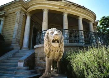 Διατηρητέα ακίνητα: «Ωρολογιακή βόμβα» για ιδιοκτήτες και πόλεις