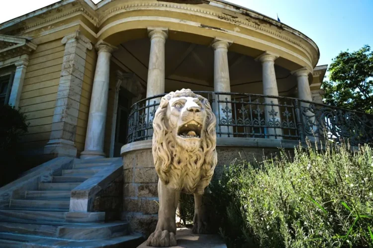 Η έπαυλη Καζούλη, γνωστή και ως "Βίλα Καζούλη" βρίσκεται επί της οδού Κηφισίας
