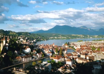 Ελβετία: Σφίγγει τον κλοιό στα ακίνητα – Νέοι περιορισμοί για ξένους επενδυτές
