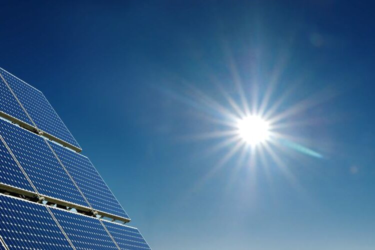 Μπαλκόνια που παράγουν ρεύμα: Έρχεται η απλοποιημένη εγκατάσταση φωτοβολταϊκών έως 800W