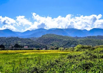Άστατος ο καιρός στο Αιγαίο, ανοιξιάτικος στην ηπειρωτική χώρα: Πού θα φτάσει ο υδράργυρος μέχρι την Τρίτη