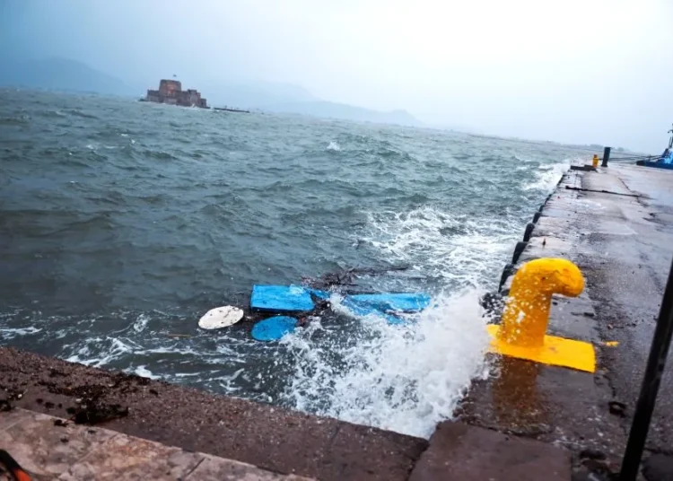 Ισχυροί άνεμοι «παγώνουν» όλα τα ακτοπλοϊκά δρομολόγια: Δεμένα τα πλοία και προς Κρήτη