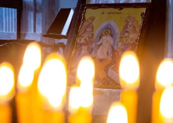 Πάσχα στην Ελλάδα: Ο Εσπερινός της Αγάπης και οι παραδόσεις της Κυριακής