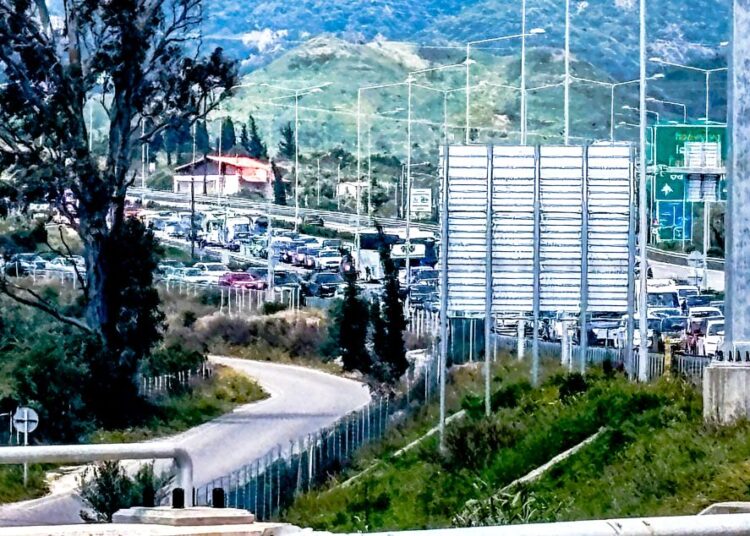 «Έμφραγμα» στην επιστροφή του Πάσχα: Χιλιάδες οχήματα στην Αθηνών-Κορίνθου – Πού εντοπίζονται τα μεγαλύτερα προβλήματα
