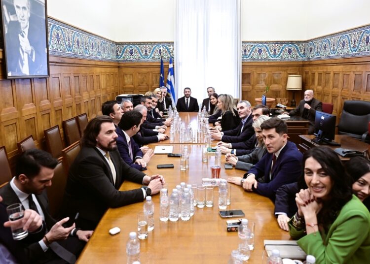 ΚΟ ΠΑΣΟΚ: «Σφίγγει τον κλοιό» στη ΝΔ με αιχμή την άρση ασυλίας – Στο τραπέζι εκλογές και «δεδηλωμένη»