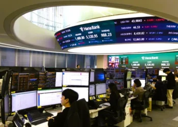 Το Ορμούζ ξαναβάζει «καύσιμο» στις αγορές και πυροδοτεί ράλι στα ασιατικά χρηματιστήρια – Ποιοι κερδίζουν