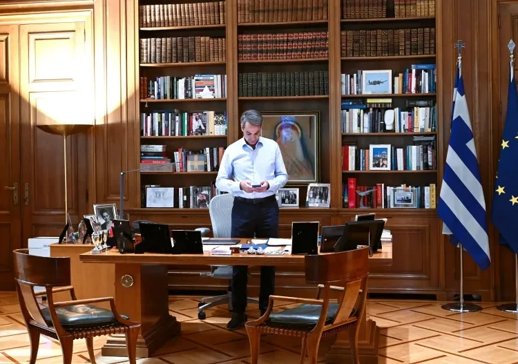 Πολιτικός «πυρετός» στο Μαξίμου: ΟΠΕΚΕΠΕ, δικογραφίες και εκλογικά σενάρια – Το τρίλημμα Μητσοτάκη