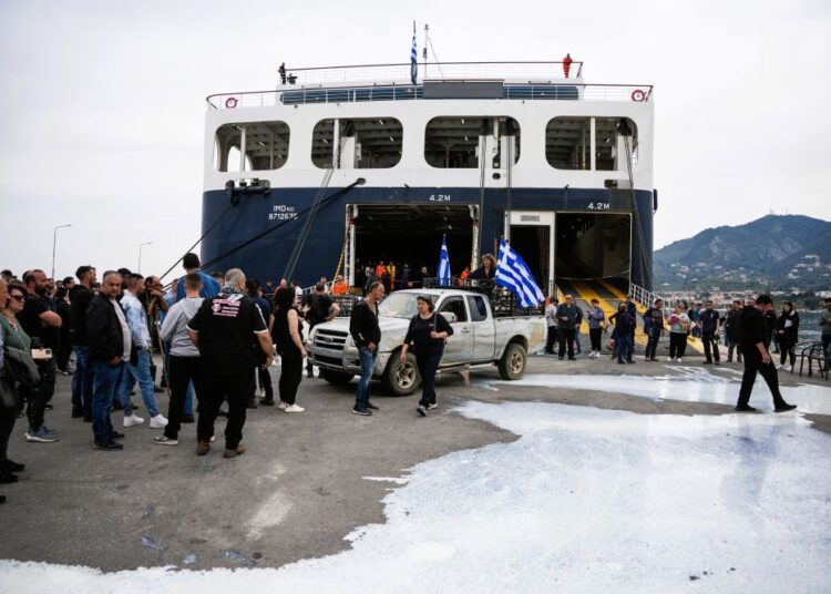 «Έκρηξη» αγανάκτησης από κτηνοτρόφους της Λέσβου: Μπλόκο στο λιμάνι για ζημιές άνω των €9 εκατ.