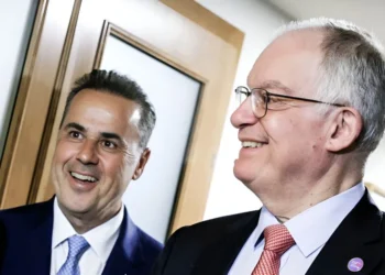 Ελλάδα-ΗΠΑ «κλειδώνουν» στρατηγική: «Συμμαχία» Παπασταύρου-Τασούλα-Ράιτ με φόντο γεωτρήσεις και αγωγούς