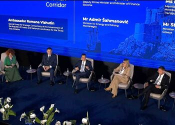 Τρεις Θάλασσες: Πρωταγωνιστικός ρόλος της Ελλάδας στην ενεργειακή σκακιέρα – Νέοι διάδρομοι και συμφωνίες LNG