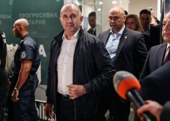 Βουλγαρία: Πολιτική ανατροπή με σαρωτική νίκη Ράντεφ – Η επόμενη μέρα