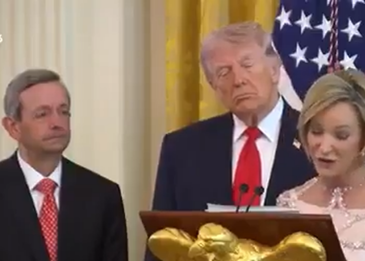 Η Πόλα Γουάιτ συγκρίνει τον Τραμπ με… τον Ιησού – και προκαλεί σάλο