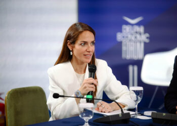 Δόμνα Μιχαηλίδου: Αναγκαίο σαφές πλαίσιο για την Τεχνητή Νοημοσύνη – Έμφαση στην εκπαίδευση γονέων για την προστασία ανηλίκων