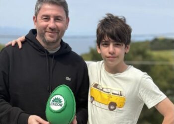 ΠΑΣΟΚ: Πασχαλινές ευχές Ανδρουλάκη με τον γιο του