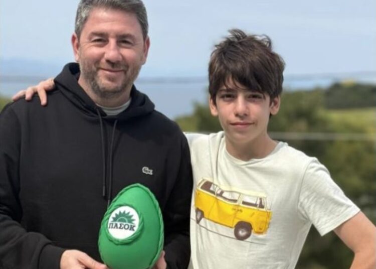 ΠΑΣΟΚ: Πασχαλινές ευχές Ανδρουλάκη με τον γιο του