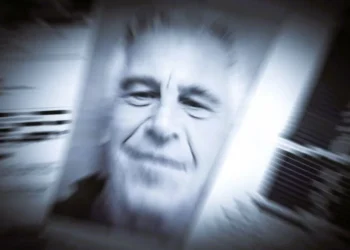 «The Epstein Files»: Η νέα εκρηκτική έρευνα της Έμιλι Μέιτλις στα «σκοτεινά» αρχεία