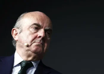 Καμπανάκι de Guindos για νέο χρηματοπιστωτικό σοκ: «Οι αγορές υποτιμούν τον γεωπολιτικό κίνδυνο»
