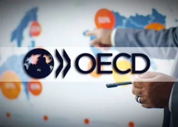 ΟΟΣΑ: Η Ελλάδα «εκτοξεύεται» στις ξένες επενδύσεις – Αλλά η εικόνα έχει ρωγμές